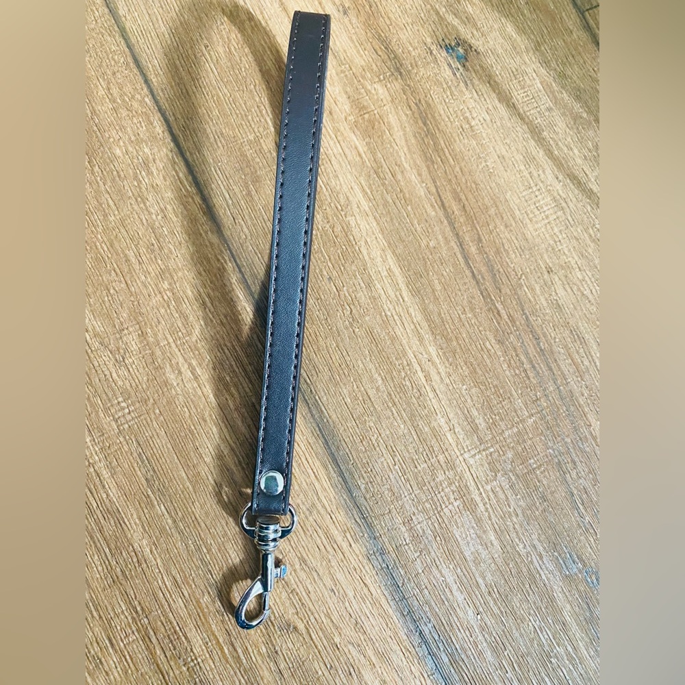 Leather wristlet/wallet replacement strap